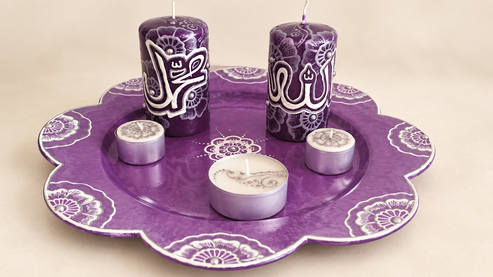 Paarse henna kaarsenset op bloemvormig plateau