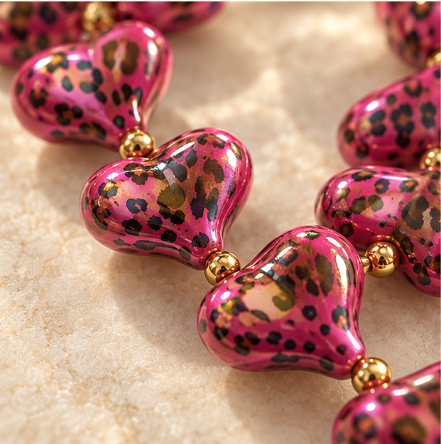 Detail van de kralen – Fuchsia met panterprint